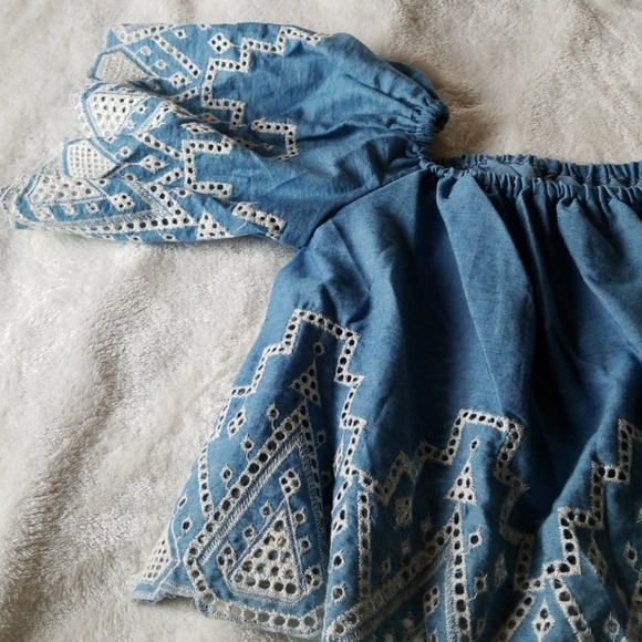 Gianni Bini Chambray Eyelet Crop Top - Picture 5 of 7